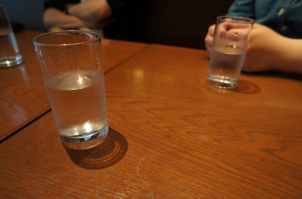 グラスに水が半分入っている