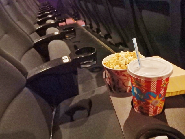 映画館の椅子とポップコーン