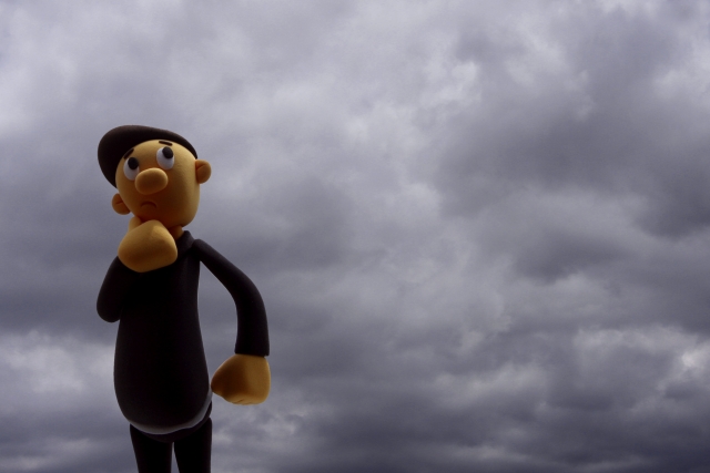 暗い雲　考える人形