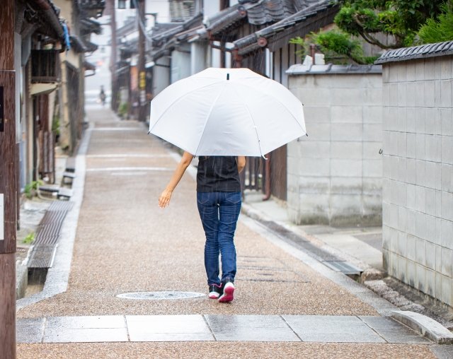 雨の中を歩く女性