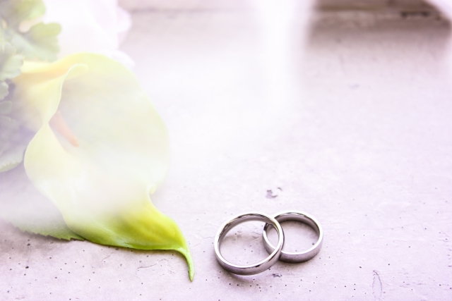 重なる結婚指輪