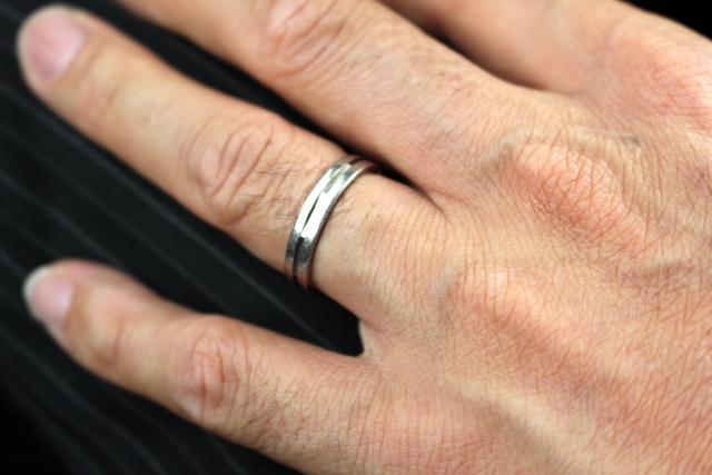 結婚指輪　男性の手