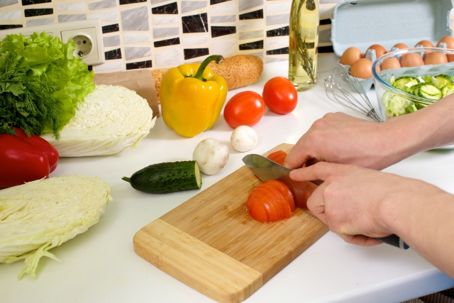 包丁で野菜を切る手