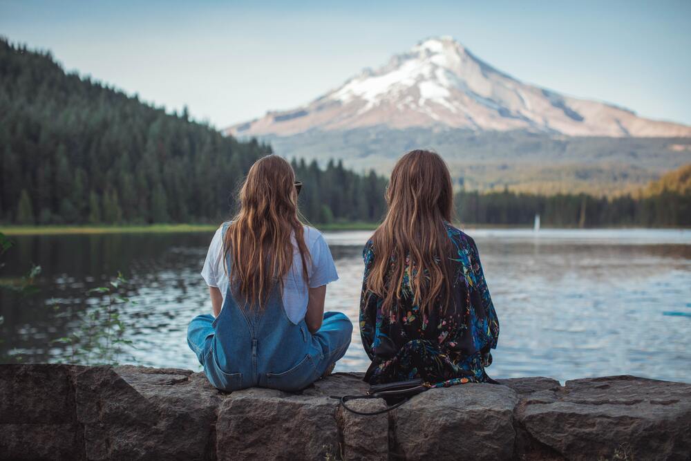 湖の辺りに座る二人の女性