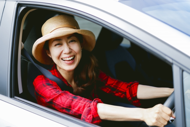 車を運転する笑顔の女性