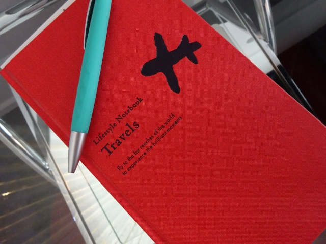 鉛筆と赤いノート