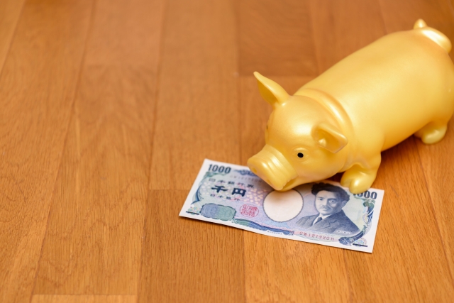 金の豚の貯金箱とお金