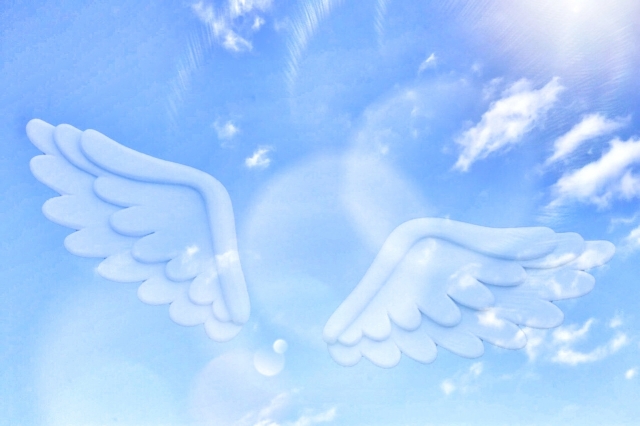 天使の羽と空のイメージ